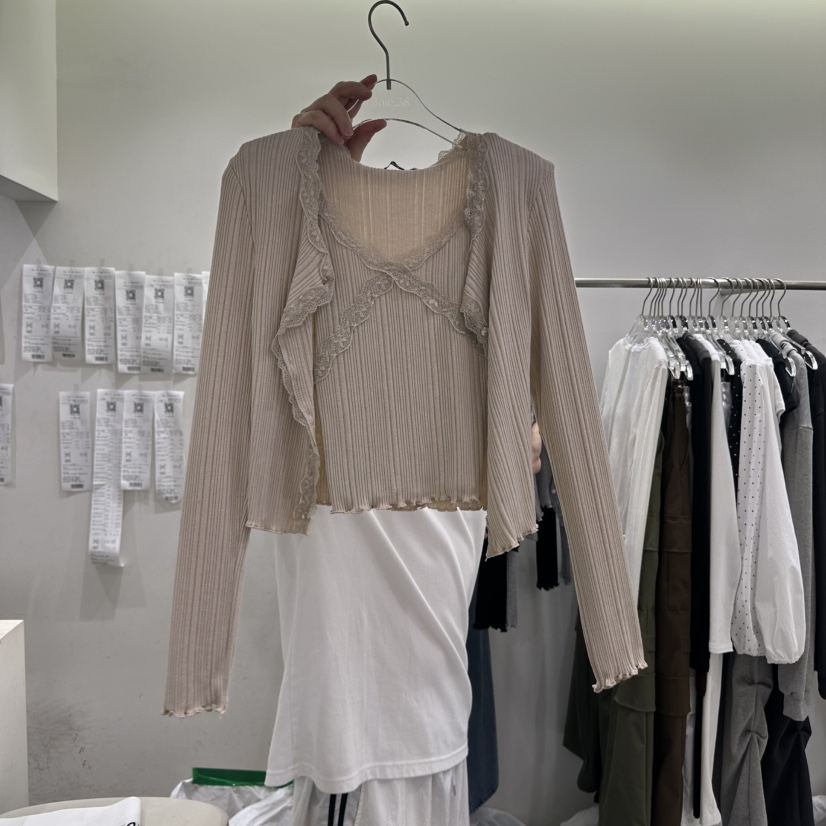 服裝服飾批發(fā)行業(yè)的機(jī)遇與挑戰(zhàn) 解析編號250813-0366背后的市場趨勢