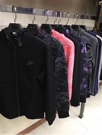 揭秘品牌折扣服裝貨源 從專賣店庫(kù)存到精品尾貨批發(fā)全攻略